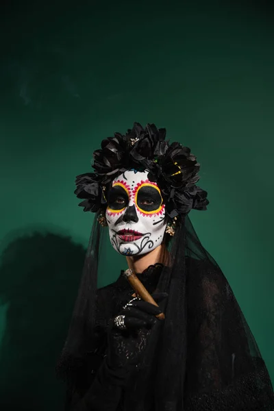 Mujer Traje Halloween Santa Muerte Guirnalda Sosteniendo Cigarro Sobre Fondo — Foto de Stock