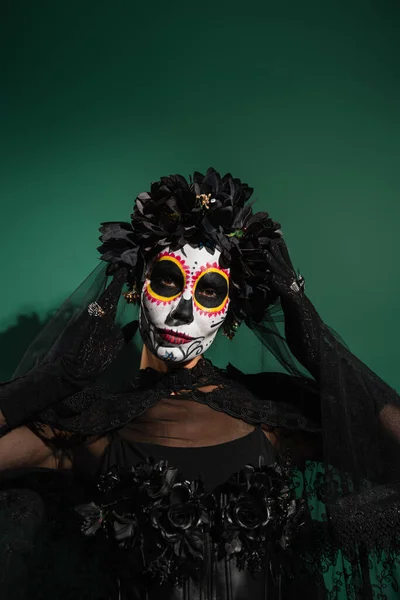 Mujer Traje Halloween Santa Muerte Corona Mirando Cámara Sobre Fondo — Foto de Stock
