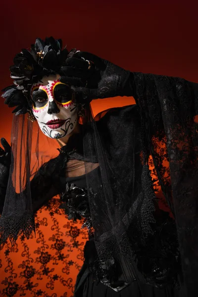 Donna Costume Messicano Santa Muerte Posa Sfondo Rosso — Foto Stock