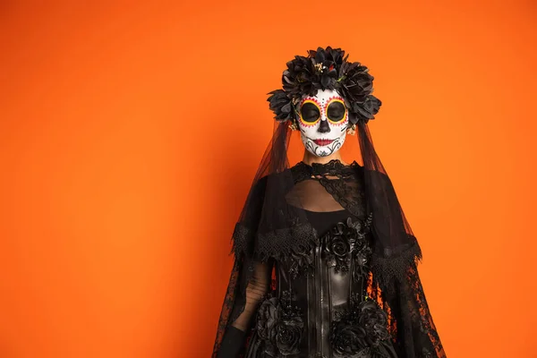 Kvinna Häxa Halloween Kostym Och Kuslig Makeup Stående Med Slutna — Stockfoto