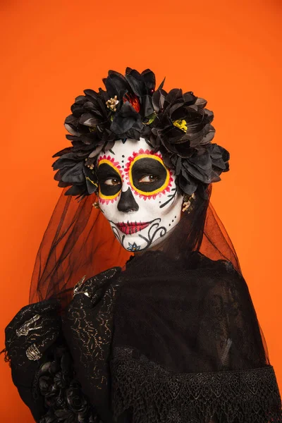 Donna Nel Giorno Tradizionale Costume Morto Trucco Toccando Velo Nero — Foto Stock