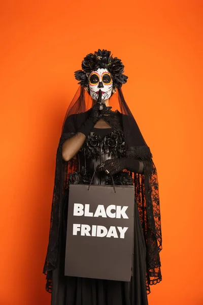 Woman Creepy Makeup Witch Costume Holding Black Friday Shopping Bag — Stock Photo, Image