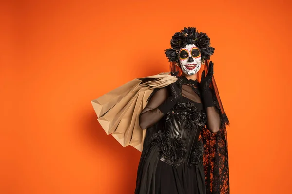 Lycklig Kvinna Mexikanska Dagen Död Makeup Och Svart Kostym Står — Stockfoto
