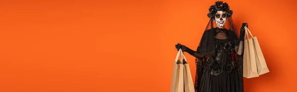 할로윈 복장을 화장을 오렌지 배너에 고립된 쇼핑백을 미소짓는 — 스톡 사진