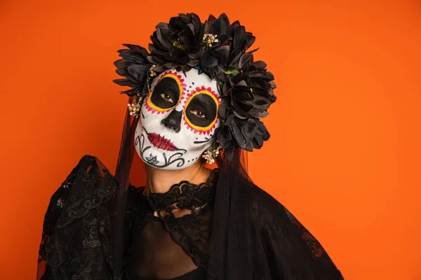 Kobieta Straszne Halloween Makijaż Wieniec Czarnej Koronki Welon Izolowane Pomarańczowy — Zdjęcie stockowe