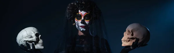 Mulher Fantasia Halloween Assustador Maquiagem Segurando Crânios Fundo Preto Azul — Fotografia de Stock