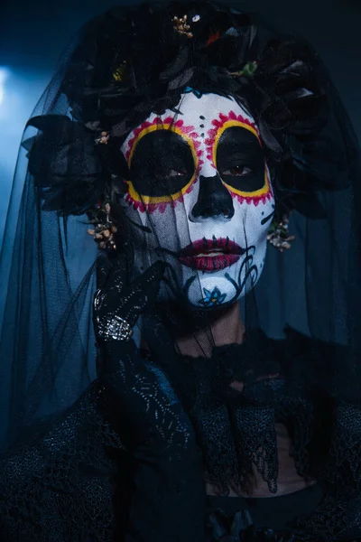 Porträtt Kvinna Läskig Halloween Makeup Tittar Kameran Svart Slöja Mörk — Stockfoto