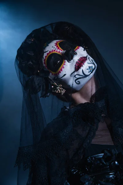 Mujer Espeluznante Maquillaje Halloween Velo Negro Posando Sobre Fondo Oscuro — Foto de Stock