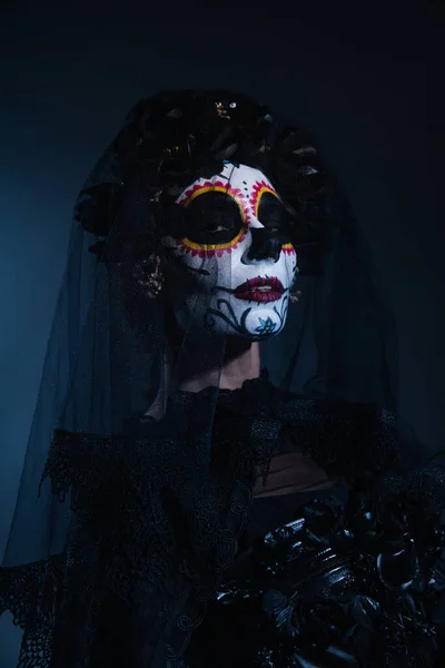 穿着传统墨西哥白内障化妆品 头戴黑色花环 头戴深蓝色背景面纱的女人 — 图库照片
