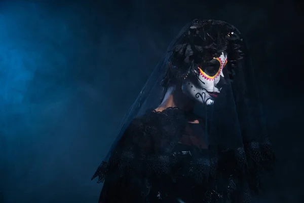 Kafatası Şekeri Makyaj Siyah Cadılar Bayramı Kostümü Giymiş Bir Kadın — Stok fotoğraf