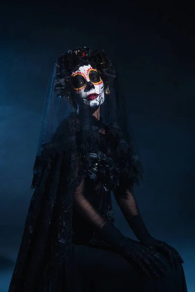 黑蓝色背景的女人 身穿巫婆式服装 戴着糖衣 头盖骨 — 图库照片