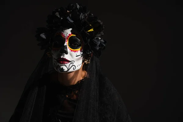 Mujer Traje Halloween Maquillaje Cráneo Azúcar Mirando Cámara Aislada Negro — Foto de Stock