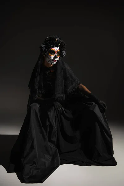 Longitud Completa Mujer Vestido Bruja Negro Espeluznante Maquillaje Halloween Sentado —  Fotos de Stock