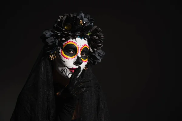 死んだ衣装や化粧のメキシコの日の女性は黒で隔離されたハッシュサインを示しています — ストック写真