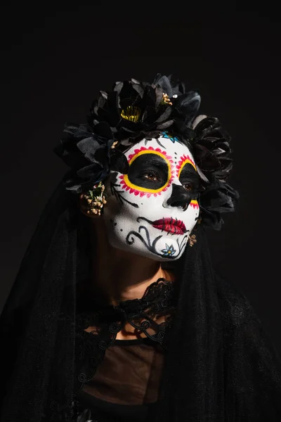 Retrato Mujer Con Maquillaje Espeluznante Halloween Corona Oscura Mirando Hacia — Foto de Stock
