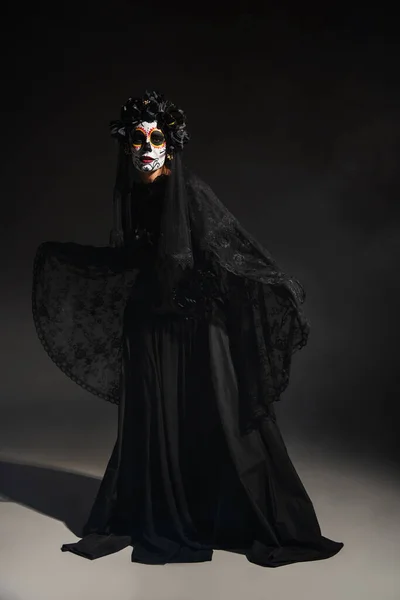 Volledige Lengte Van Vrouw Spooky Santa Muerte Kostuum Catrina Make — Stockfoto