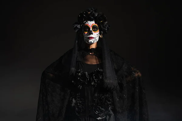 Mujer Disfraz Halloween Miedo Maquillaje Pie Con Las Manos Detrás — Foto de Stock