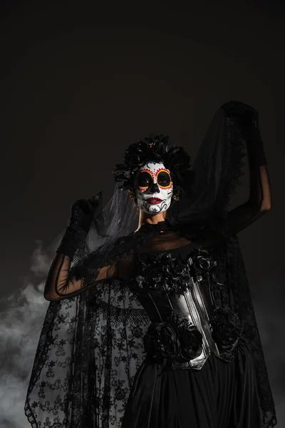 Vrouw Traditionele Mexicaanse Dag Van Dode Make Poseren Met Zwarte — Stockfoto