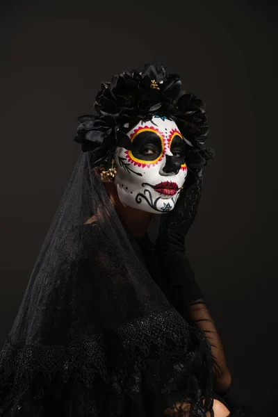 Mujer Espeluznante Maquillaje Halloween Corona Oscura Con Velo Mirando Cámara — Foto de Stock