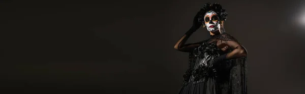 不気味なハロウィンメイクや黒の背景にダーク魔女の衣装を着た女性 バナー — ストック写真