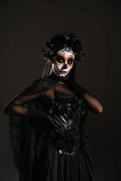 Mujer Traje Halloween Oscuro Maquillaje Cráneo Azúcar Posando Con Mano — Foto de Stock