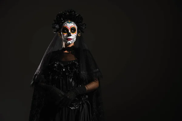 Vrouw Donker Eng Kostuum Suiker Schedel Make Staande Geïsoleerd Zwart — Stockfoto