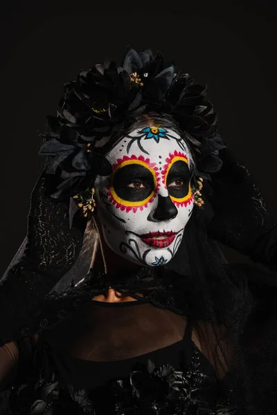 Retrato Mujer Corona Oscura Con Velo Espeluznante Maquillaje Cráneo Azúcar — Foto de Stock