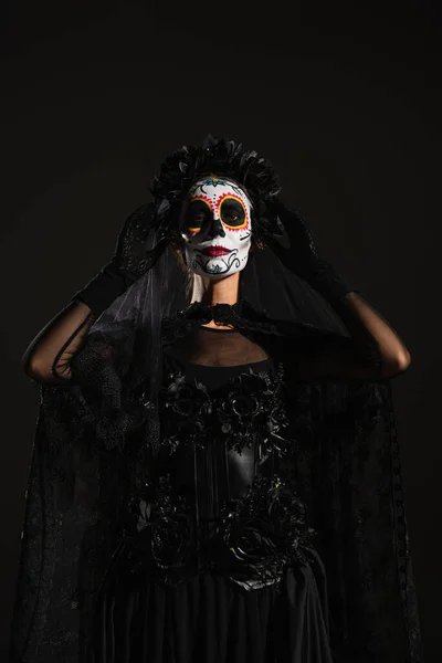 Mujer Maquillaje Catrina Traje Santa Muerte Tocando Corona Oscura Con — Foto de Stock