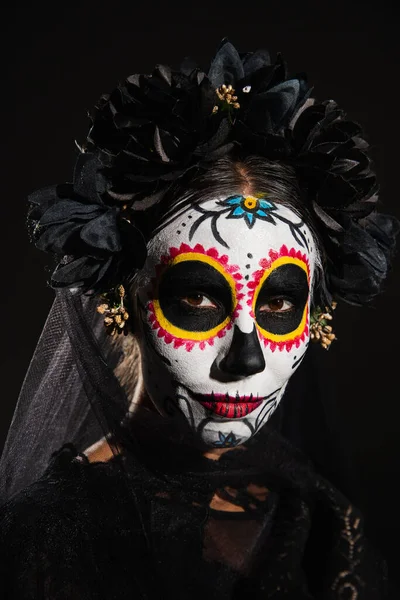 Retrato Mujer Halloween Azúcar Cráneo Maquillaje Corona Oscura Con Velo — Foto de Stock