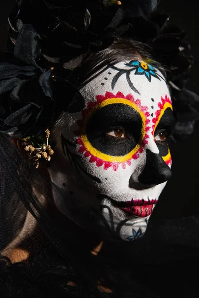 Närbild Porträtt Kvinna Med Kuslig Santa Muerte Makeup Isolerad Svart — Stockfoto