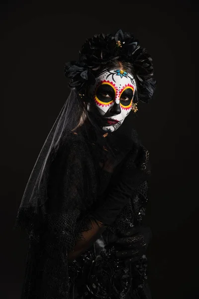 Vrouw Traditionele Santa Muerte Make Donker Kostuum Met Krans Kijken — Stockfoto