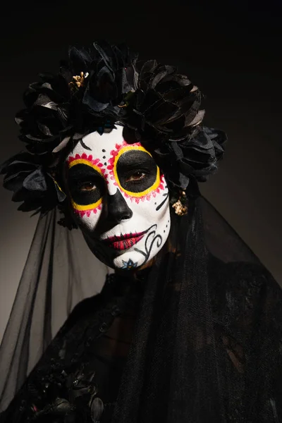 Retrato Mujer Halloween Azúcar Cráneo Maquillaje Corona Negra Con Velo — Foto de Stock