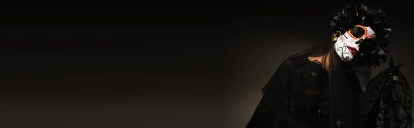不気味な衣装を着た女性とハロウィーンのメイク黒の背景に閉じた目でポーズ バナー — ストック写真