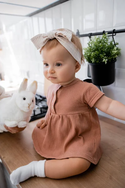 Menina Infantil Cabeça Vestido Sentado Bancada Cozinha Perto Mãe Com — Fotografia de Stock