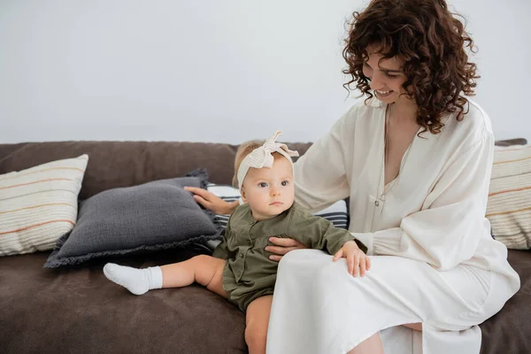 Gelukkig Moeder Jurk Glimlachen Zitten Met Baby Dochter Bank — Stockfoto