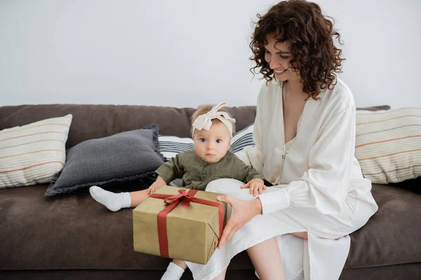 Boldog Anya Ruha Gazdaság Csomagolt Ajándék Doboz Közelében Csecsemő Lánya — Stock Fotó