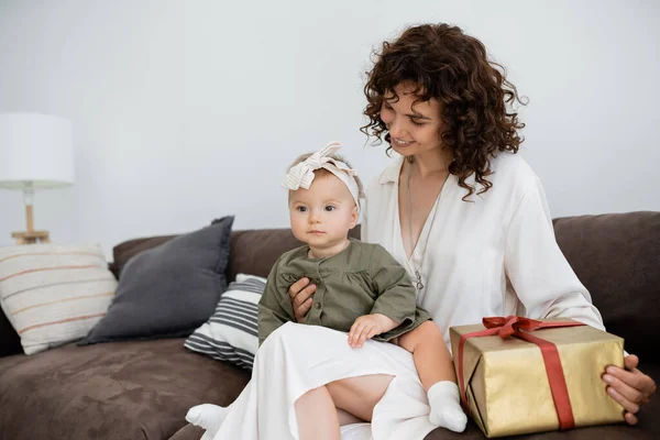 Alegre Rizada Madre Vestido Celebración Envuelto Caja Regalo Cerca Hija — Foto de Stock