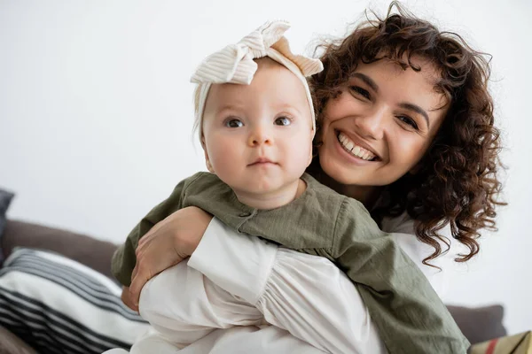 Mãe Feliz Com Cabelo Encaracolado Sorrindo Enquanto Abraça Menina Cabeça — Fotografia de Stock