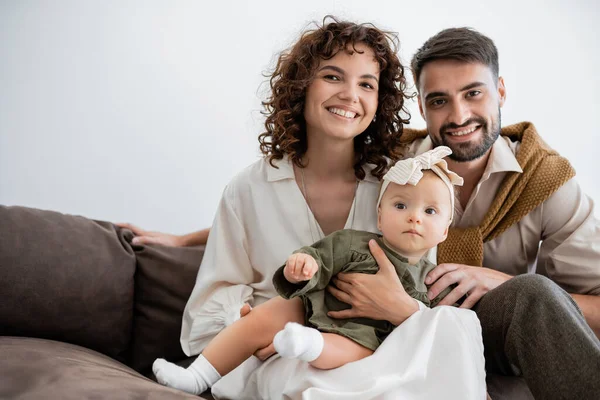 Pais Alegres Segurando Bebê Menina Cabeça Sorrindo Sala Estar — Fotografia de Stock