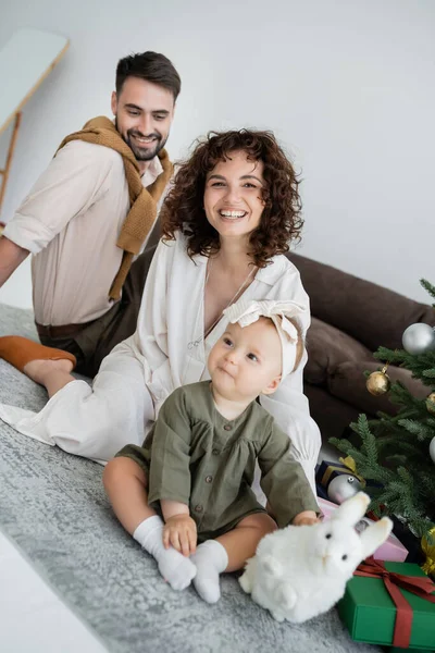 Glückliche Eltern Und Niedliche Kleine Mädchen Sitzen Mit Stofftier Der — Stockfoto