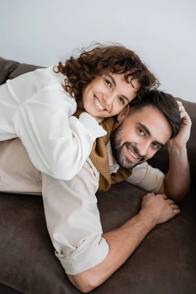 Mulher Feliz Encaracolado Deitado Parte Trás Marido Barbudo Sofá — Fotografia de Stock