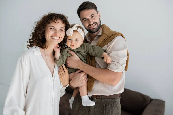 Positivo Barbudo Hombre Celebración Brazos Bebé Hija Diadema Cerca Rizado — Foto de Stock