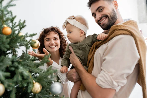 Heureux Père Tenant Fille Bébé Près Décoré Arbre Noël Femme — Photo