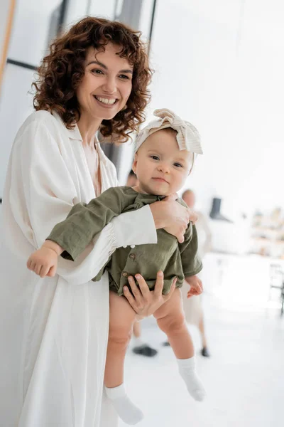 Fröhliche Und Lockige Frau Weißem Kleid Die Ihre Kleine Tochter — Stockfoto