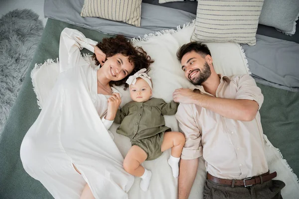 Vista Superior Pais Alegres Bebê Bebê Menina Deitada Cama Casa — Fotografia de Stock