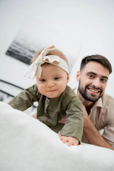 Mutlu Sakallı Baba Bebek Yatakta Sürünürken Kameraya Bakıyor — Stok fotoğraf
