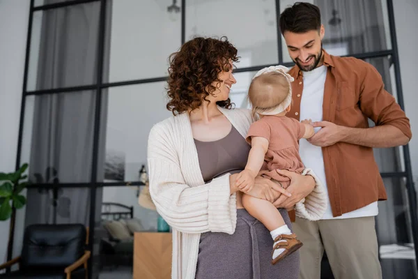 Gelukkig Moeder Houden Zuigeling Baby Meisje Buurt Glimlachende Echtgenoot Thuis — Stockfoto