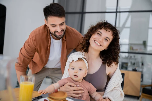 Alegre Hombre Sonriendo Cerca Feliz Esposa Con Bebé Hija Durante —  Fotos de Stock