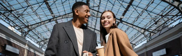 Vrolijke Vrouw Met Papieren Beker Kijken Naar Camera Buurt Trendy — Stockfoto