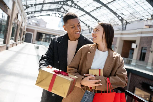 Trendy Afrikaans Amerikaanse Man Geven Nieuwjaar Cadeau Aan Gelukkig Vriendin — Stockfoto